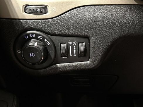 Used 2017 Jeep Cherokee Latitude AWD/4WD image 18