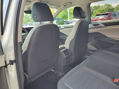 Used 2025 Volkswagen Taos SE AWD/4WD image 9