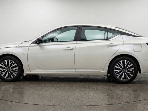 Used 2025 Nissan Altima 2.5 SV FWD image 5