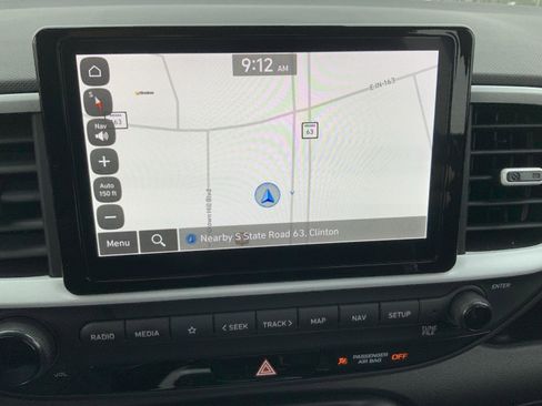 Used 2024 Hyundai Venue Limited FWD image 32