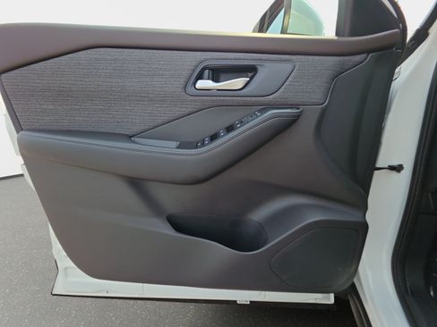 Used 2023 Nissan Rogue SV FWD image 25