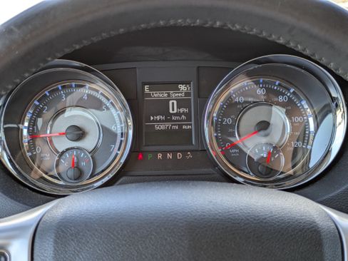 Used 2016 Chrysler Town & Country Touring FWD image 26