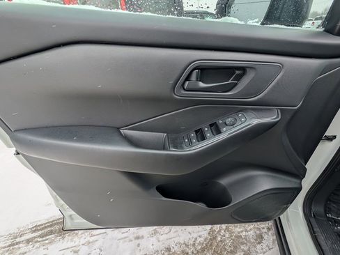 Used 2024 Nissan Rogue S image 34