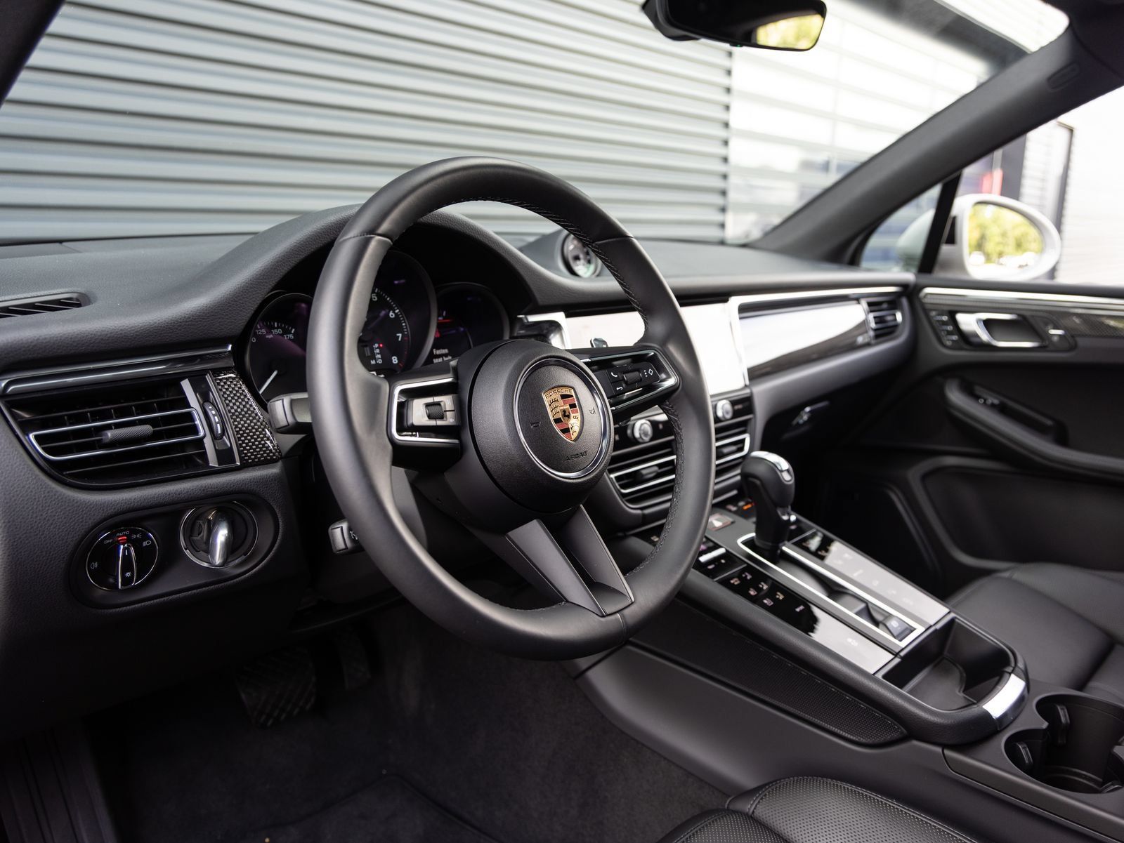 Used 2025 Porsche Macan AWD/4WD image 4