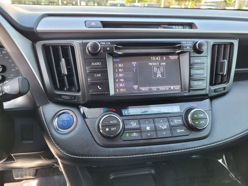 Used 2018 Toyota RAV4 LE AWD/4WD image 27