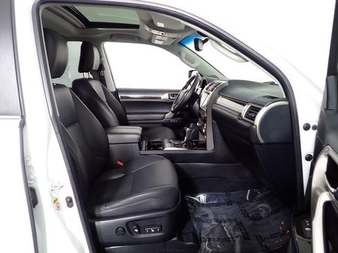 Used 2018 Lexus GX 460 w/ Preferred Accessory Package AWD/4WD image 40