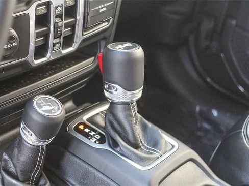 Used 2018 Jeep Wrangler Unlimited Sahara image 23