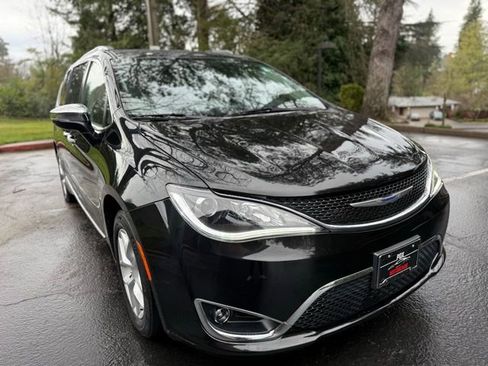 Used 2020 Chrysler Pacifica Limited image 3