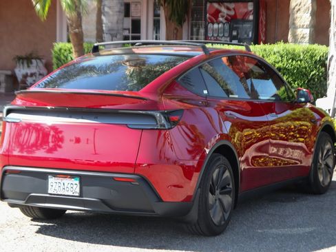 Used 2026 Tesla Model Y Long Range RWD image 10