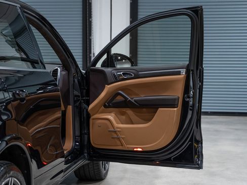 Used 2016 Porsche Cayenne Turbo S w/ Premium Package Plus image 32