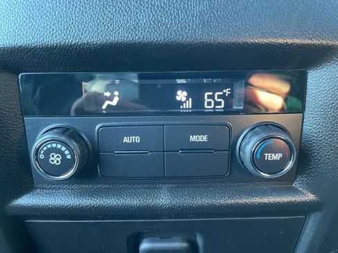 Used 2023 Chevrolet Traverse LT image 33