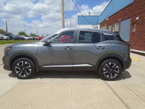 Used 2025 Nissan Kicks SV w/ SV Premium Package AWD/4WD image 2
