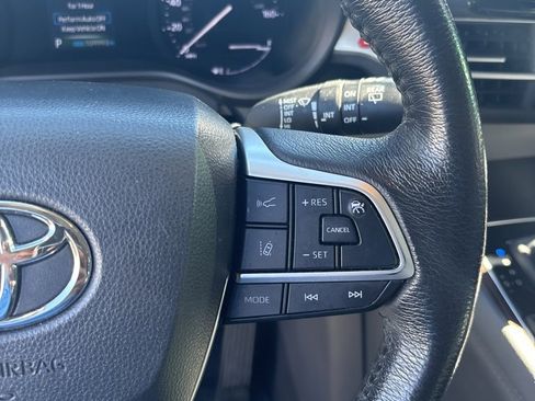 Used 2022 Toyota Sienna XLE image 18