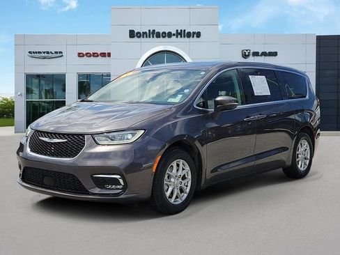 Used 2023 Chrysler Pacifica Touring-L w/ Uconnect Theater Family Group image 3