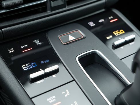 Used 2023 Porsche Macan AWD/4WD image 32