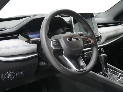 Used 2025 Jeep Compass Latitude image 9