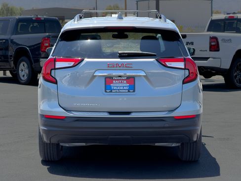 Used 2024 GMC Terrain SLE w/ Driver Convenience Package FWD image 4