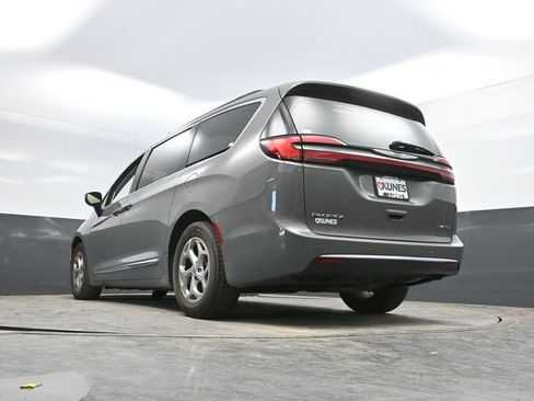 Used 2023 Chrysler Pacifica Limited FWD image 46