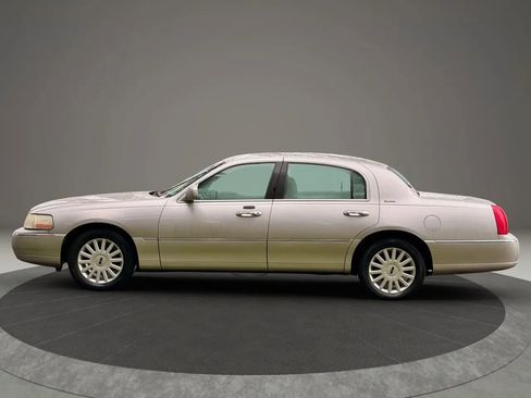 Used 2005 Lincoln Town Car Signature image 4