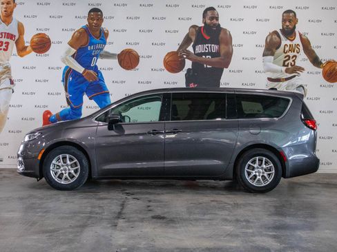 Used 2023 Chrysler Pacifica Touring-L FWD image 16