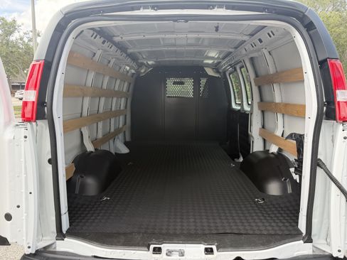Used 2025 Chevrolet Express 2500 w/ Driver Convenience Package RWD image 5