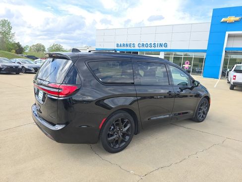 Used 2025 Chrysler Pacifica Limited FWD image 9