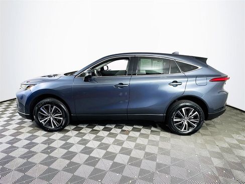 Used 2022 Toyota Venza LE image 4