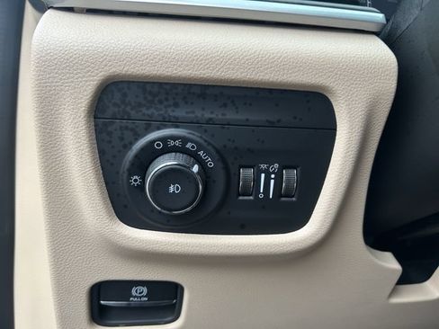 Used 2024 Jeep Grand Cherokee Limited AWD/4WD image 29
