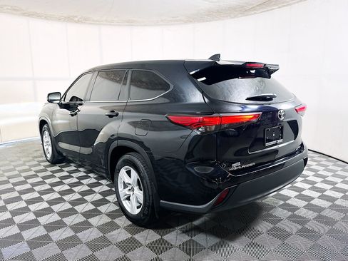 Used 2023 Toyota Highlander LE AWD/4WD image 5