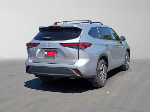 Used 2023 Toyota Highlander XLE FWD image 3
