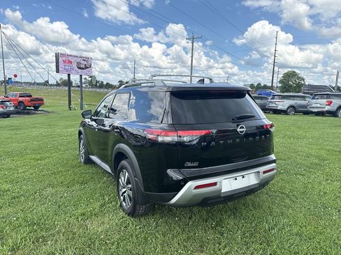 Used 2024 Nissan Pathfinder SL w/ Black Appearance Package AWD/4WD image 12