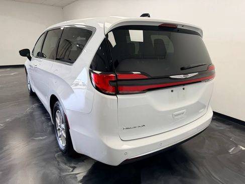 Used 2024 Chrysler Pacifica Touring-L FWD image 23