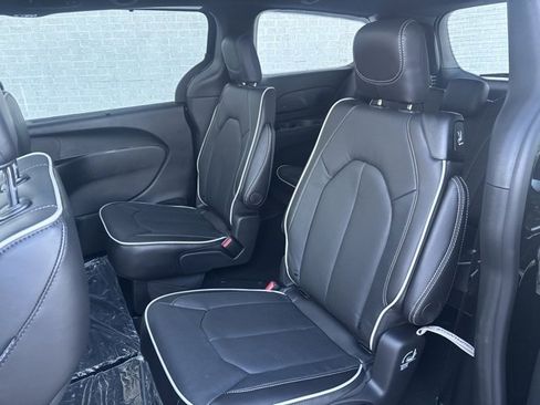 New 2026 Chrysler Pacifica Limited w/ S Appearance Package image 25