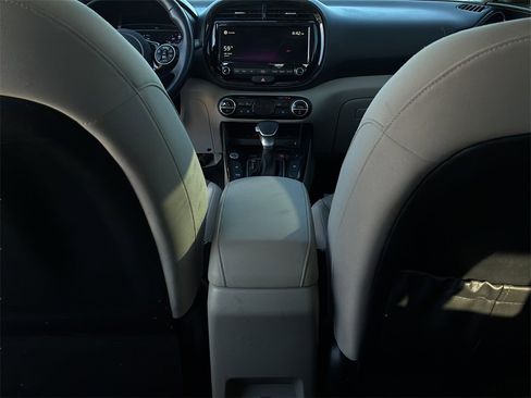 Used 2022 Kia Soul EX image 23
