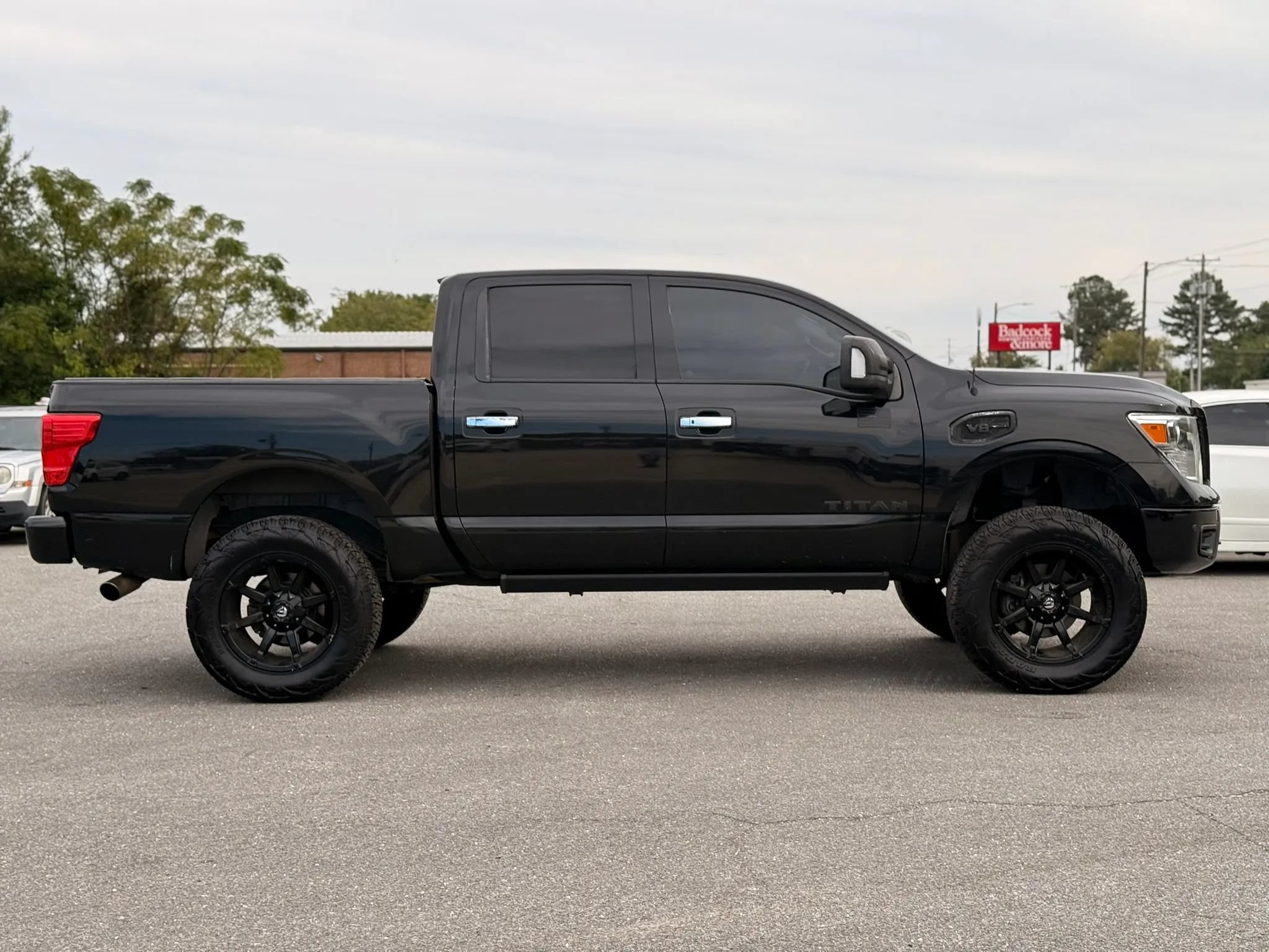Used 2017 Nissan Titan SL w/ SL Towing Convenience Package RWD image 10