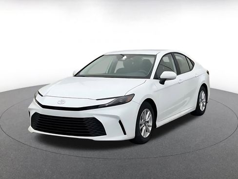 Used 2025 Toyota Camry LE image 7