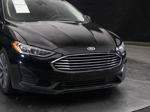 Used 2020 Ford Fusion SE image 3