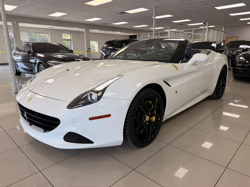 Used 2015 Ferrari California T RWD image 9