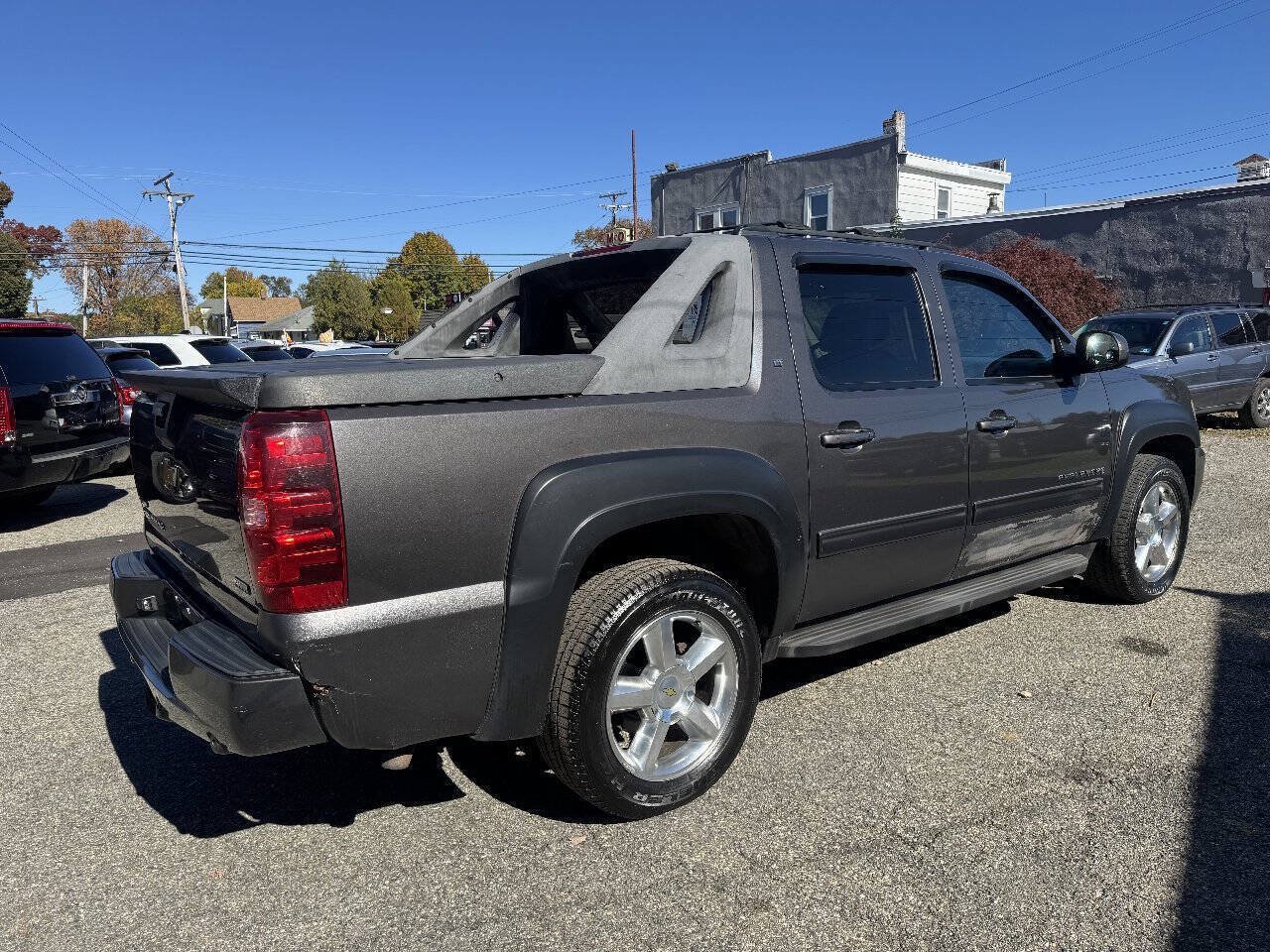 Used 2011 Chevrolet Avalanche LT AWD/4WD image 5