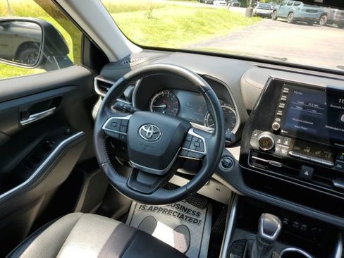 Used 2022 Toyota Highlander XLE AWD/4WD image 18