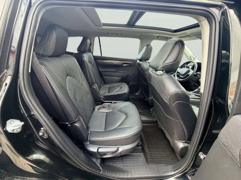 Used 2023 Toyota Highlander Platinum FWD image 32