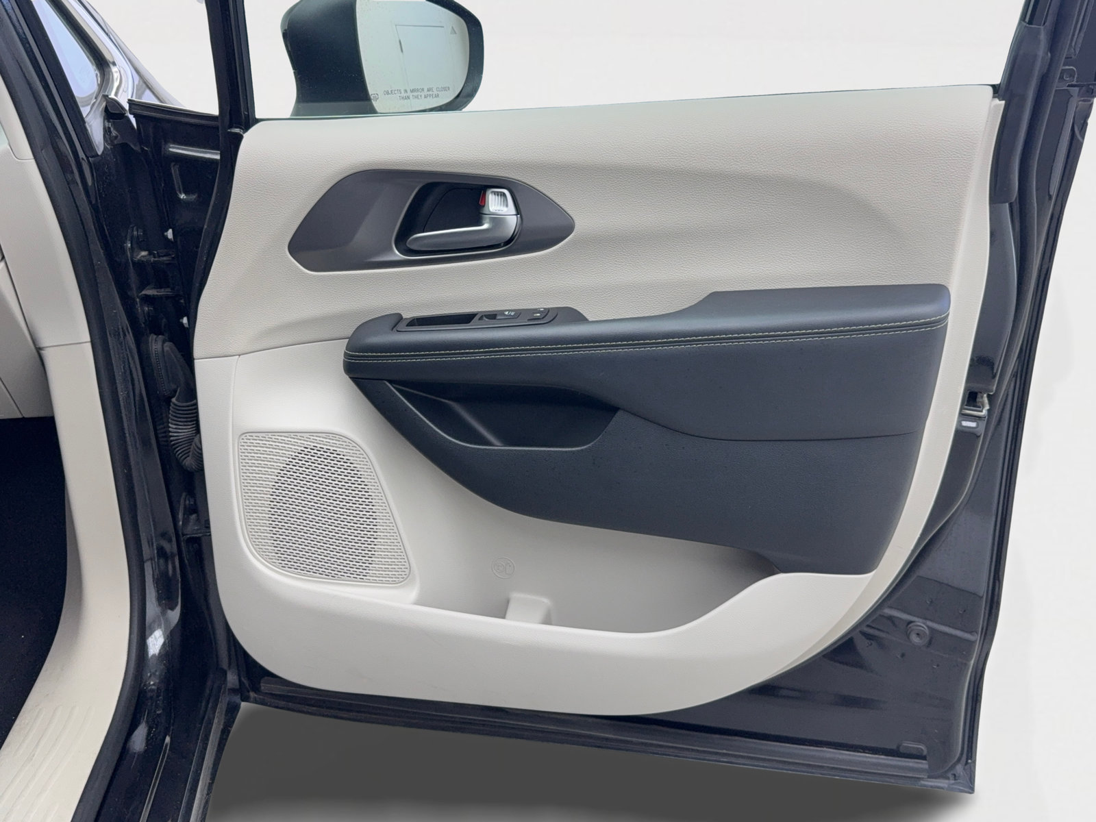 Used 2023 Chrysler Pacifica Touring-L FWD image 47