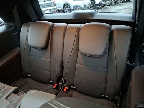 Used 2023 Mercedes-Benz GLS 450 4MATIC image 10