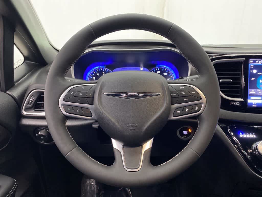 Used 2025 Chrysler Pacifica Select FWD image 18