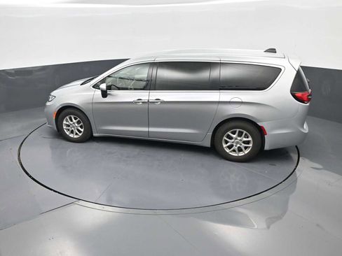 Used 2023 Chrysler Pacifica Touring-L FWD image 32