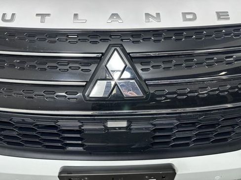 Used 2023 Mitsubishi Outlander SE image 9