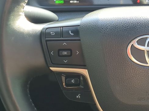 Used 2023 Toyota Crown Limited image 18