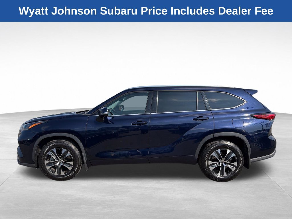 Used 2021 Toyota Highlander XLE AWD/4WD image 3