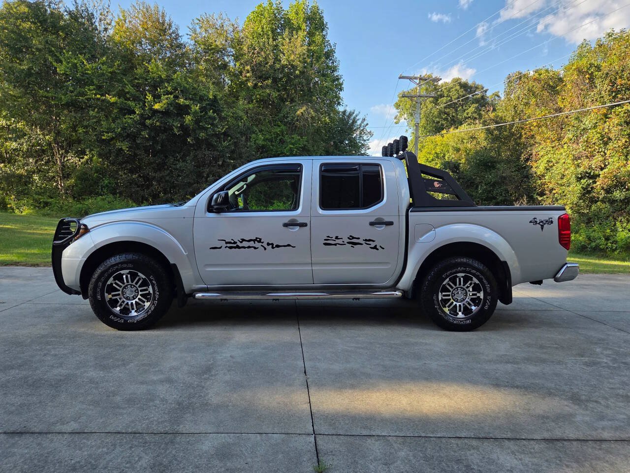 Used 2017 Nissan Frontier SV w/ SV Value Truck Package AWD/4WD image 9
