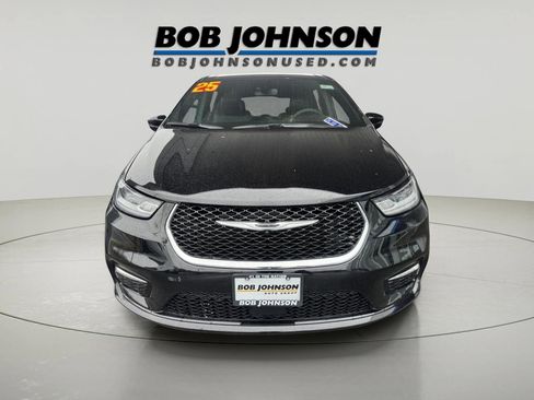 Used 2025 Chrysler Pacifica Select image 8